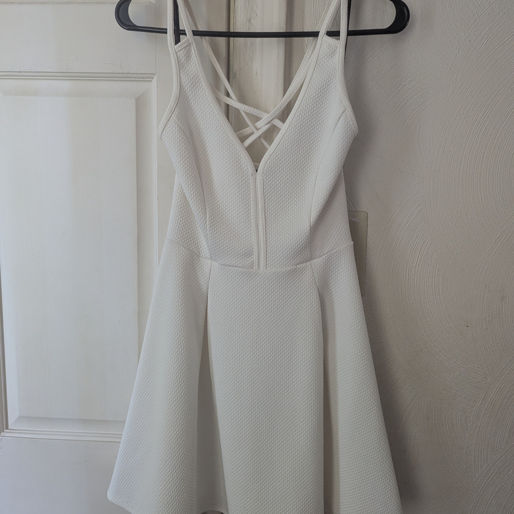 Elegant White Sleeveless Dress